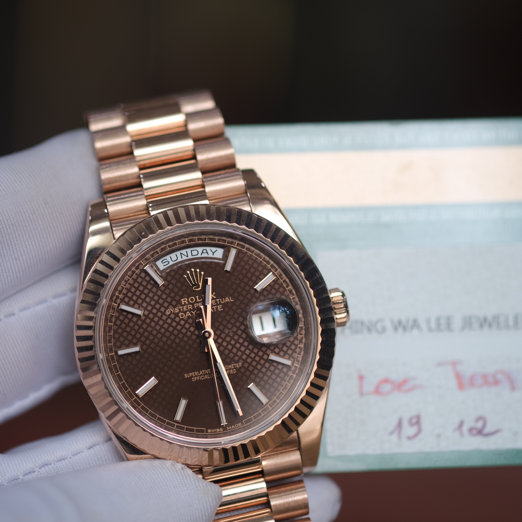 Đồng hồ Rolex Day Date 228235 vàng khối 18k mặt karo nâu chocolate size 40mm